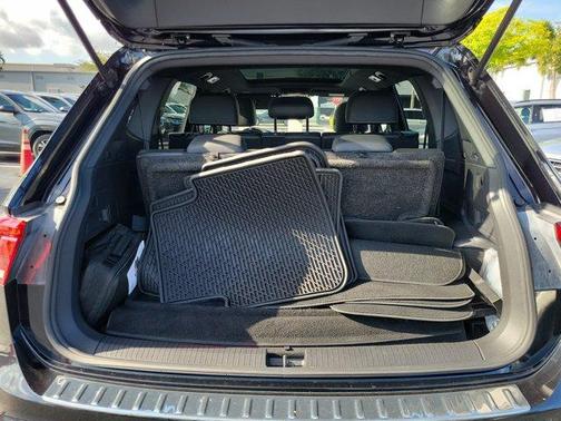 Deep Black Pearl Effect 2023 Volkswagen Tiguan 2.0T SE R-Line Black