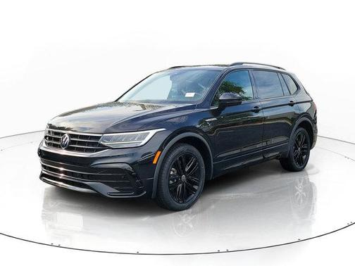Deep Black Pearl Effect 2022 Volkswagen Tiguan 2.0T SE R-Line Black