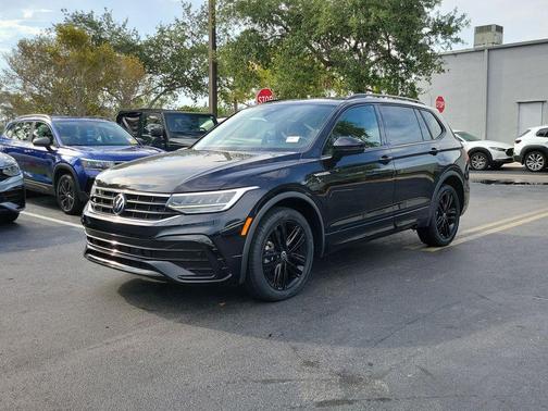 Deep Black Pearl Effect 2022 Volkswagen Tiguan 2.0T SE R-Line Black