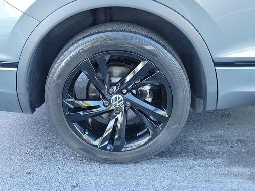 Platinum Gray Metallic 2023 Volkswagen Tiguan 2.0T SE R-Line Black