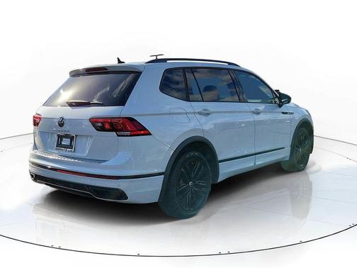 Oryx White Pearl Effect 2022 Volkswagen Tiguan 2.0T SE R-Line Black