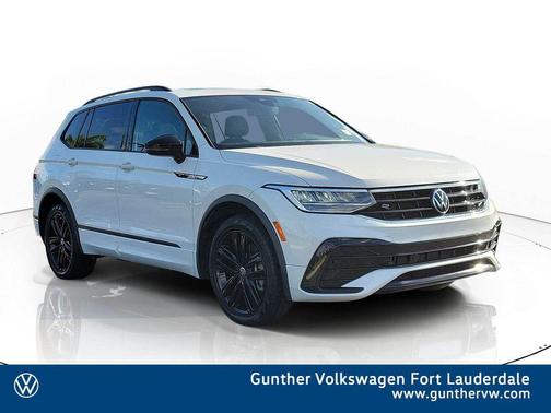 Oryx White Pearl Effect 2022 Volkswagen Tiguan 2.0T SE R-Line Black