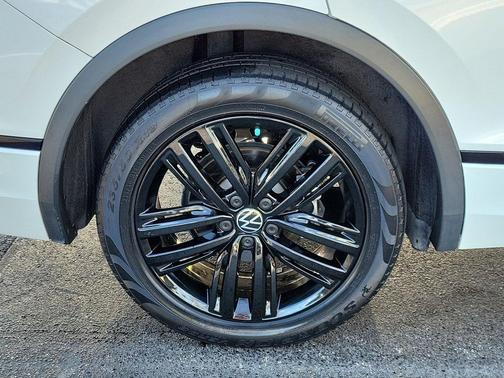 Oryx White Pearl Effect 2022 Volkswagen Tiguan 2.0T SE R-Line Black