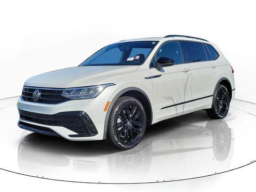 Oryx White Pearl Effect 2022 Volkswagen Tiguan 2.0T SE R-Line Black