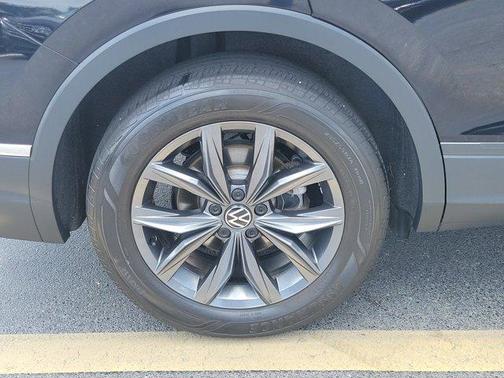 Deep Black Pearl Effect 2023 Volkswagen Tiguan 2.0T SE