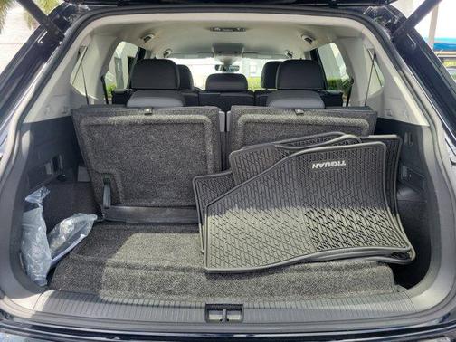 Deep Black Pearl Effect 2023 Volkswagen Tiguan 2.0T SE