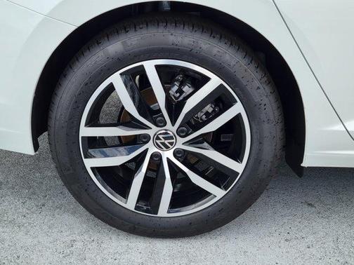 Opal White Pearl Effect 2025 Volkswagen Jetta 1.5T SE