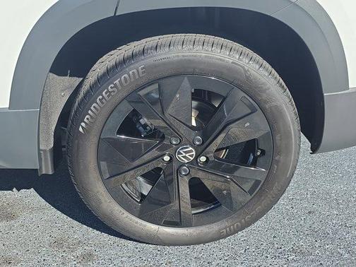 2025 Volkswagen Taos 1.5T SE Black