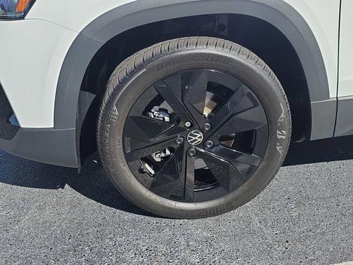 2025 Volkswagen Taos 1.5T SE Black