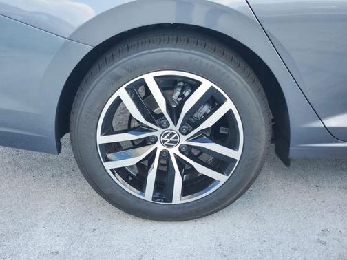 Platinum Gray Metallic 2026 Volkswagen Jetta 1.5T SE