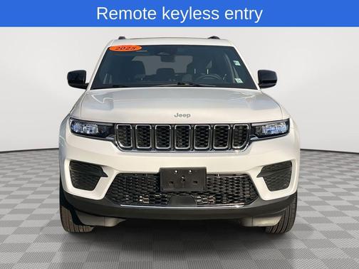 Bright White Clearcoat 2025 Jeep Grand Cherokee Laredo X