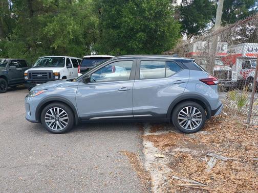 Gray/Super Black 2023 Nissan Kicks SR