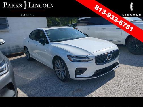 Crystal White Metallic 2021 Volvo S60 T5 Momentum