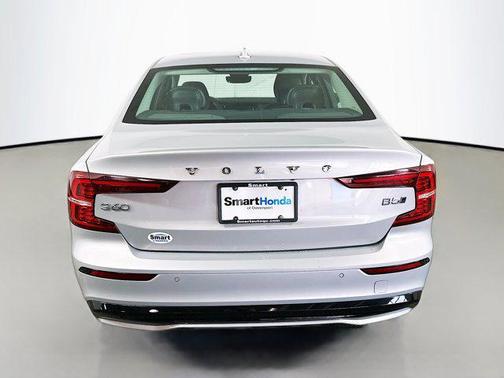 2024 Volvo S60 B5 Core Dark Theme