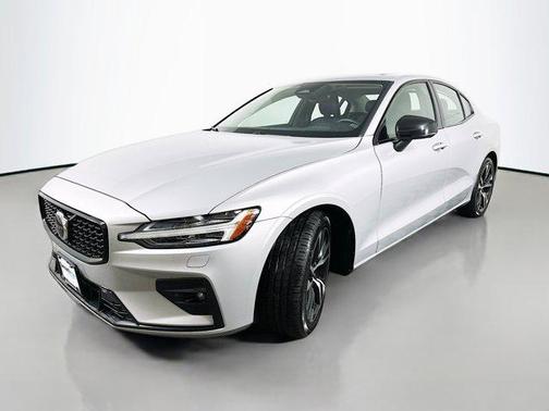 2024 Volvo S60 B5 Core Dark Theme