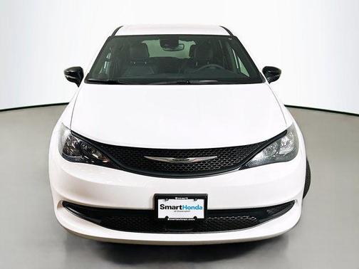 2025 Chrysler Voyager LX