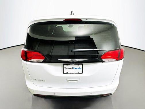 2025 Chrysler Voyager LX