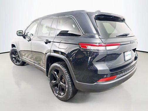 Diamond Black Crystal Pearlcoat 2023 Jeep Grand Cherokee Limited