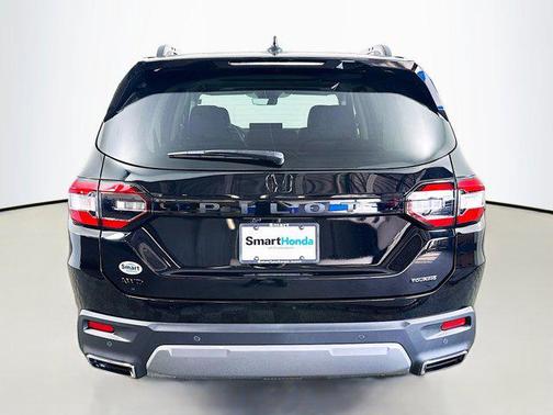 Crystal Black Pearl 2026 Honda Pilot Touring 8-Passenger