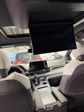 2022 Toyota Sienna XSE 7 Passenger