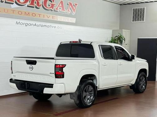 Glacier White 2025 Nissan Frontier SV
