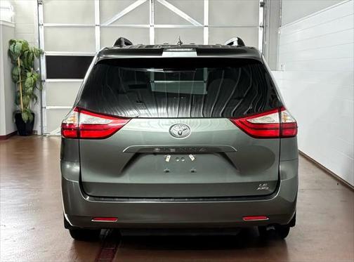 2018 Toyota Sienna LE