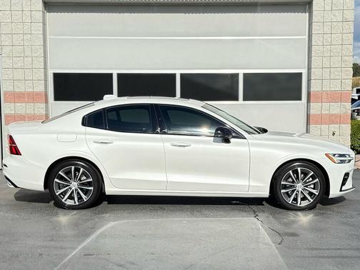 2021 Volvo S60 T5 Momentum