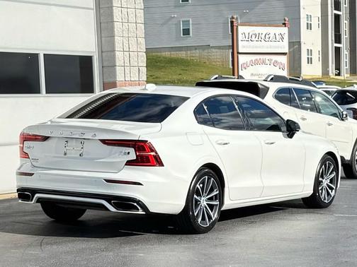 2021 Volvo S60 T5 Momentum