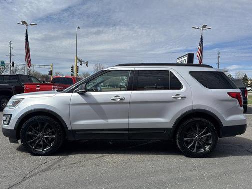 Ingot Silver Metallic 2017 Ford Explorer XLT
