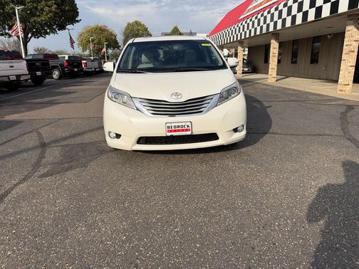 Blizzard Pearl 2017 Toyota Sienna Limited Premium