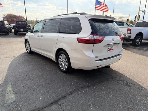 Blizzard Pearl 2017 Toyota Sienna Limited Premium