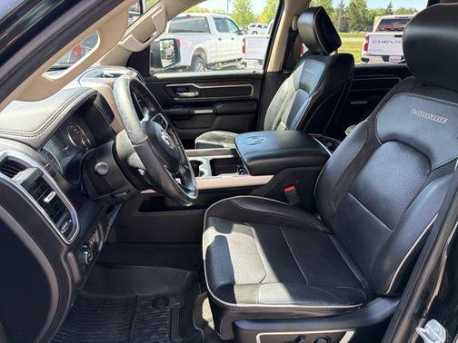 Diamond Black Crystal Pearlcoat 2019 RAM 1500 Laramie