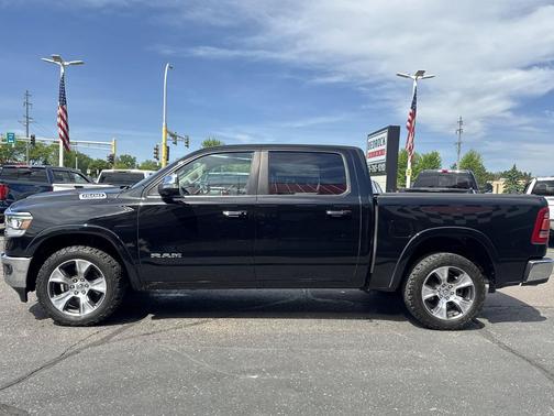 Diamond Black Crystal Pearlcoat 2019 RAM 1500 Laramie