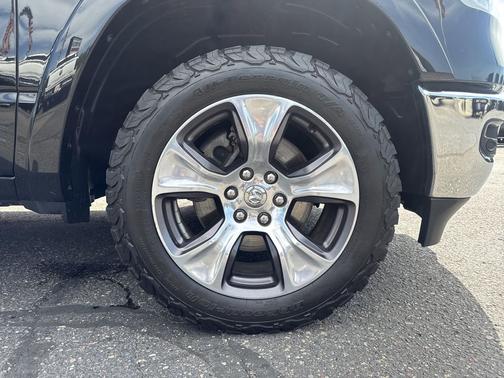 Diamond Black Crystal Pearlcoat 2019 RAM 1500 Laramie