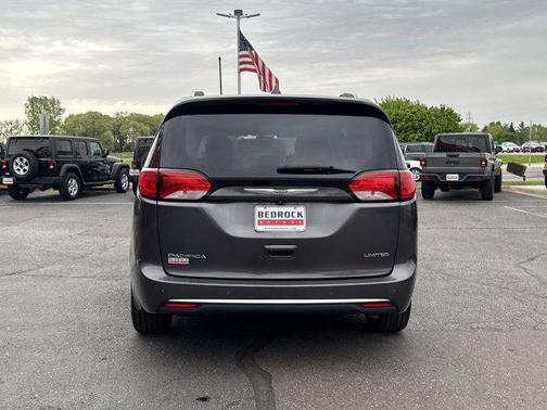 Granite Crystal Metallic Clearcoat 2018 Chrysler Pacifica Limited