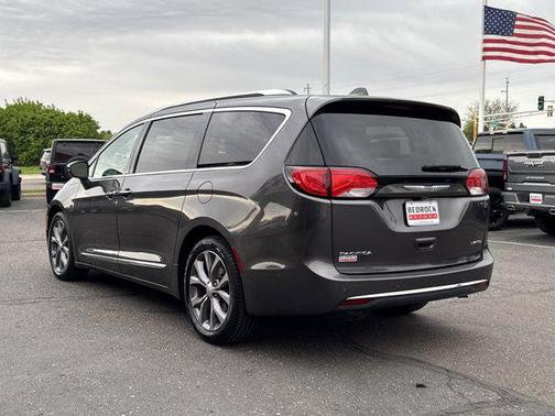Granite Crystal Metallic Clearcoat 2018 Chrysler Pacifica Limited