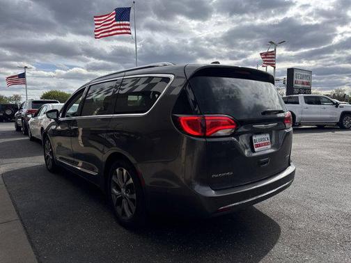 Granite Crystal Metallic Clearcoat 2018 Chrysler Pacifica Limited