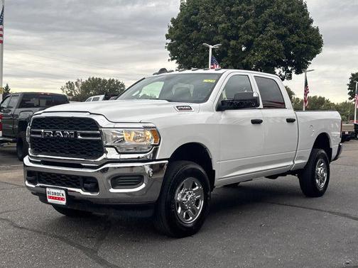 2022 RAM 2500 Tradesman Crew Cab 4x4 6'4' Box