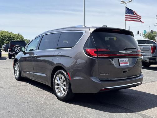 Granite Crystal Metallic Clearcoat 2021 Chrysler Pacifica Touring L