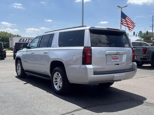 Silver Ice Metallic 2019 Chevrolet Suburban LT