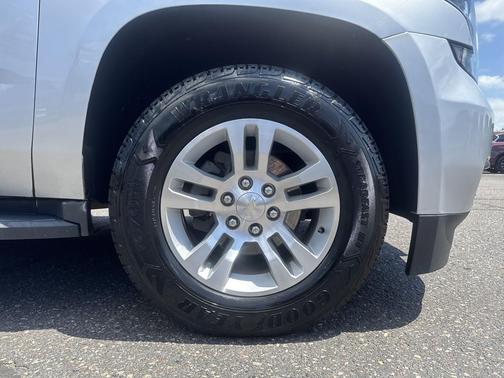 Silver Ice Metallic 2019 Chevrolet Suburban LT