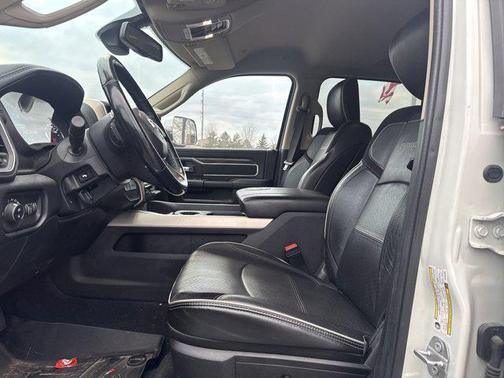 2019 RAM 3500 Laramie Crew Cab 4x4 8' Box