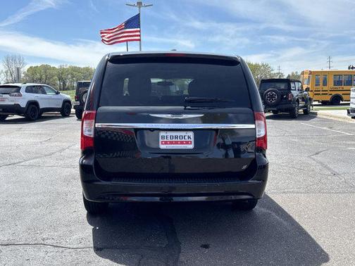 Brilliant Black Crystal Pearlcoat 2016 Chrysler Town & Country S