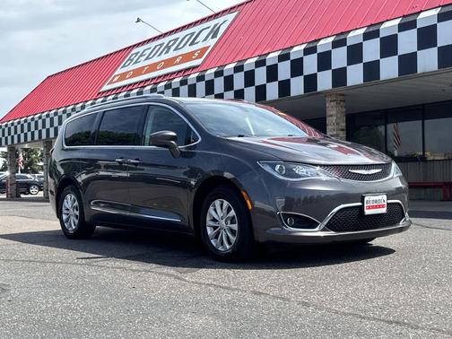 Granite Crystal Metallic Clearcoat 2018 Chrysler Pacifica Touring-L