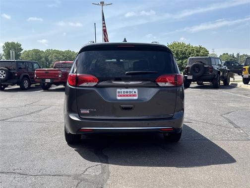 Granite Crystal Metallic Clearcoat 2018 Chrysler Pacifica Touring-L