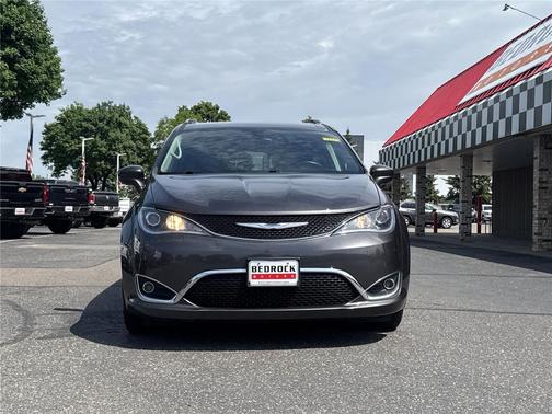 Granite Crystal Metallic Clearcoat 2018 Chrysler Pacifica Touring-L