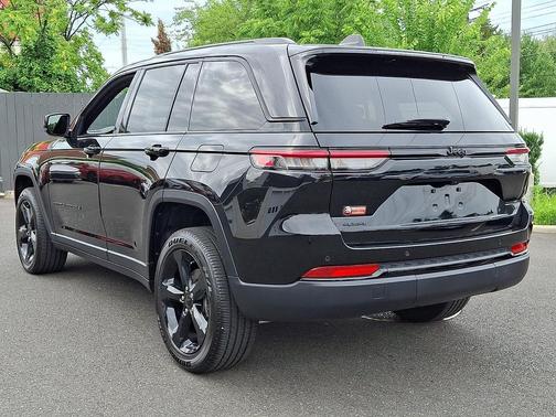 Diamond Black Crystal Pearlcoat 2025 Jeep Grand Cherokee Altitude