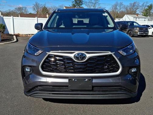 Magnetic Gray Metallic 2023 Toyota Highlander XLE