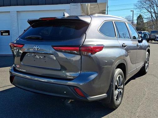 Magnetic Gray Metallic 2023 Toyota Highlander XLE