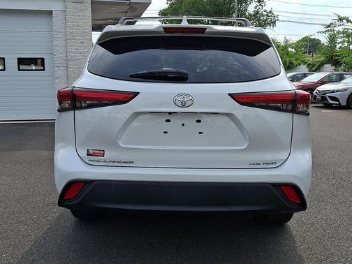 Wind Chill Pearl 2023 Toyota Highlander XLE